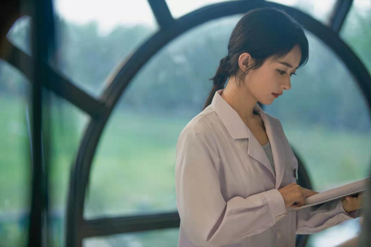 赵丽颖|赵丽颖新剧大获好评！突破形象演病娇医生，穿白大褂气场全开超美