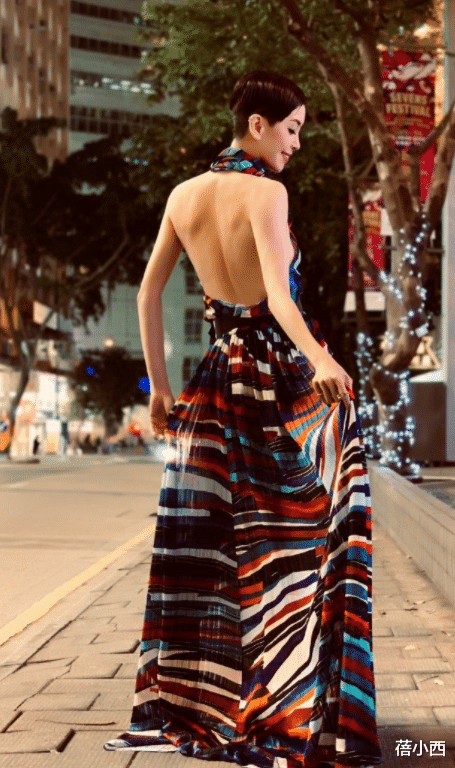 芦笋|69年的伍咏薇穿搭真减龄,穿薄纱连衣裙配短发,好身材大婶辈少见