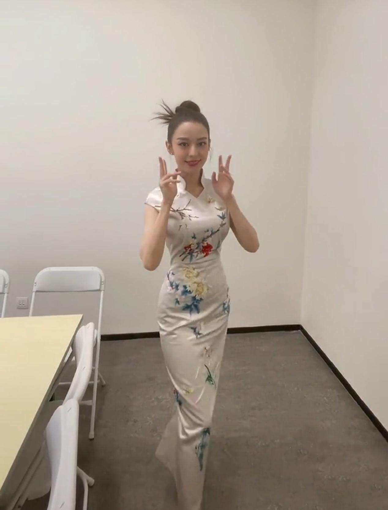 方脸妹说时尚|吉娜穿旗袍曲线迷人,满身刺绣显高贵,怪不得郎朗肯送DR钻戒