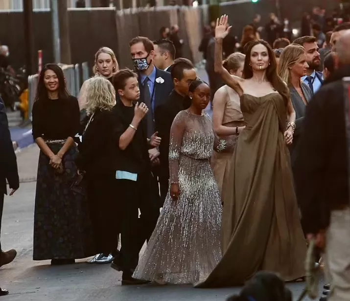 朱莉|朱莉嘴上装了个怪东西！离婚受刺激？女儿穿同款比美