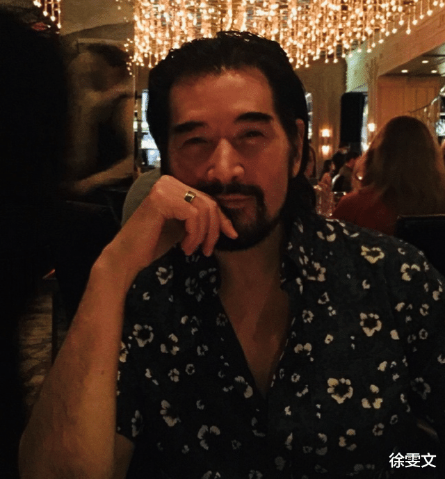 费翔|61岁费翔在卢浮宫拍照,长年定居国外,满脸胡须却仍不显老