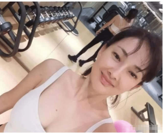 牛莉|牛莉就像个“不老妖精”,看到健身照之后,网友:郭冬临眼光太毒
