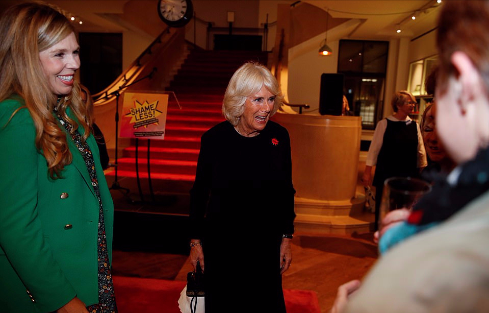 全球时尚风行 英国第一夫人挺大肚亮相！碎花裙配绿西装藏8个月孕肚，变美好多