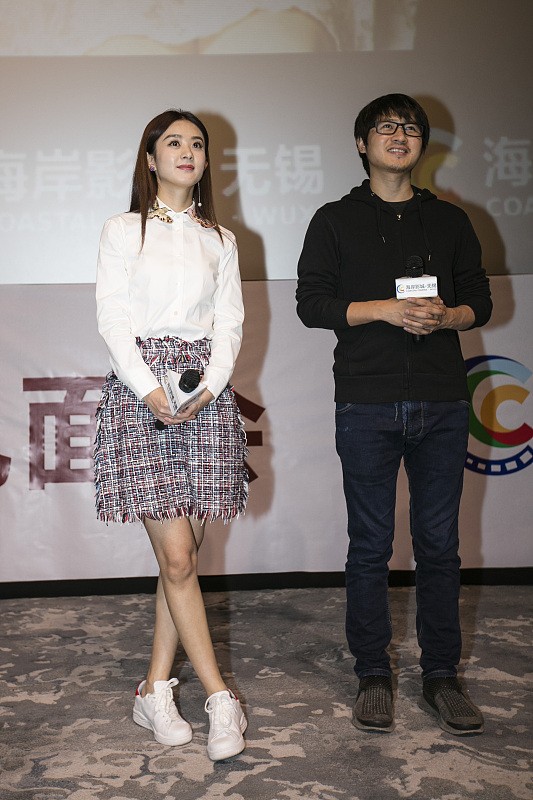 陈卓|赵丽颖的“小圆脸”真显嫩，加上刺绣衬衫和个性短裙更时髦，超美