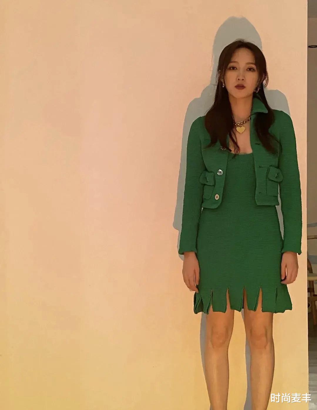 赵丽颖|孟佳、赵丽颖和邱天撞衫同款绿色针织套装，一个酷，一个甜，一个冷