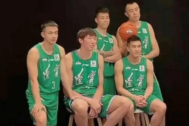 男籃|一點就通！周琦與張鎮(zhèn)麟到底說了些什么？他為趙睿出頭引球迷點贊