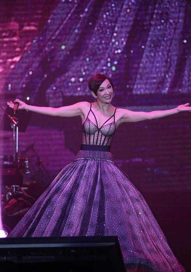 吊带裙|61岁余安安真豪放,穿吊带裙配短发秀身材,不愧是周润发前妻