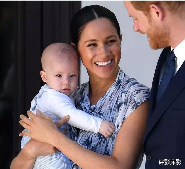 欧美明星|女王书桌上的相片，都是和曾孙辈合影，却不见梅根儿子阿奇的身影