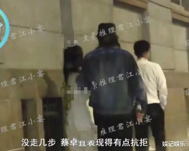 蔡卓宜|王大陆蔡卓宜约会全程，王大陆多次主动拥吻女方，蔡卓宜颇为警惕