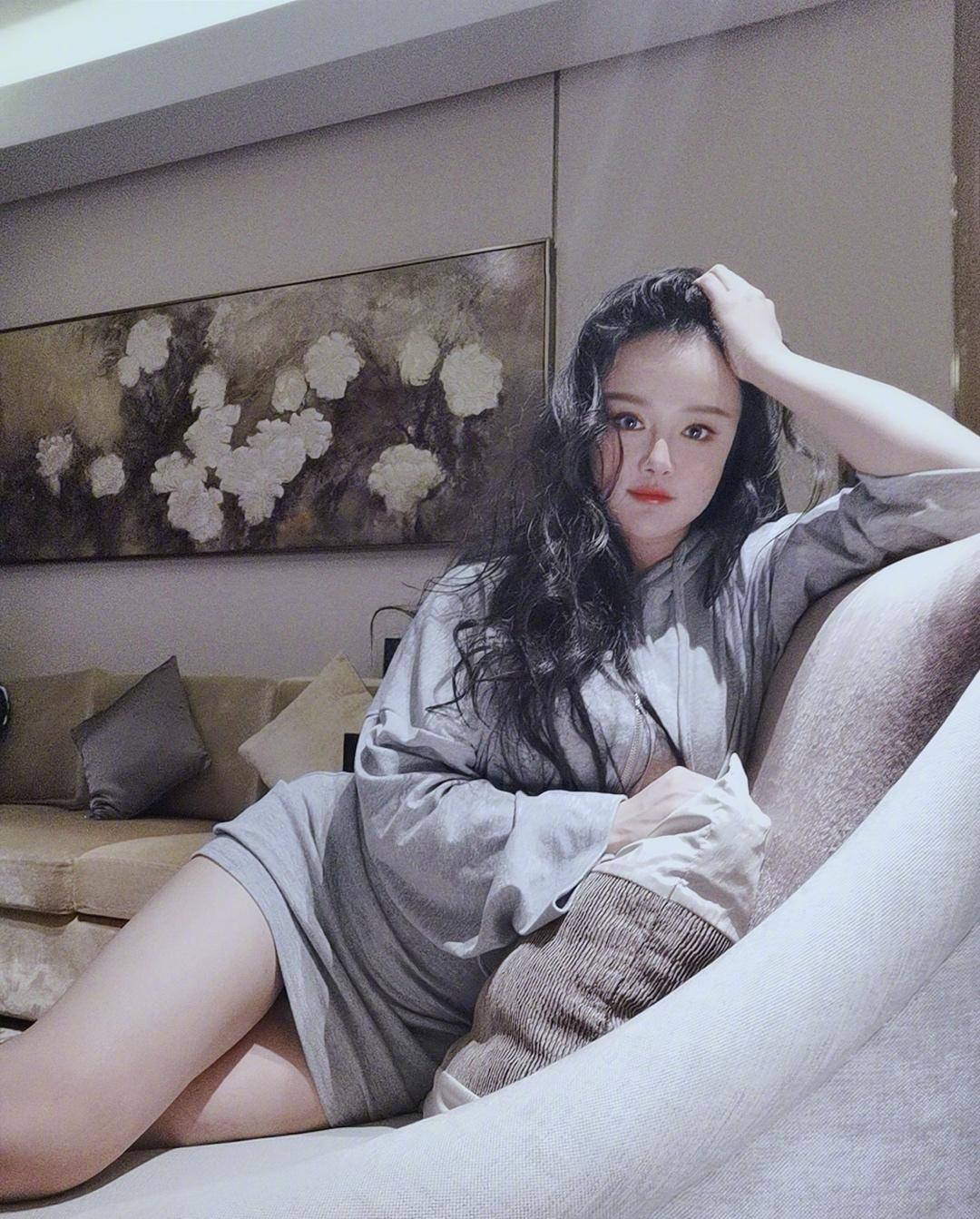 何有强|冉莹颖才是微胖身材yyds！穿一件白色的波点裙优雅大气，漂亮大方