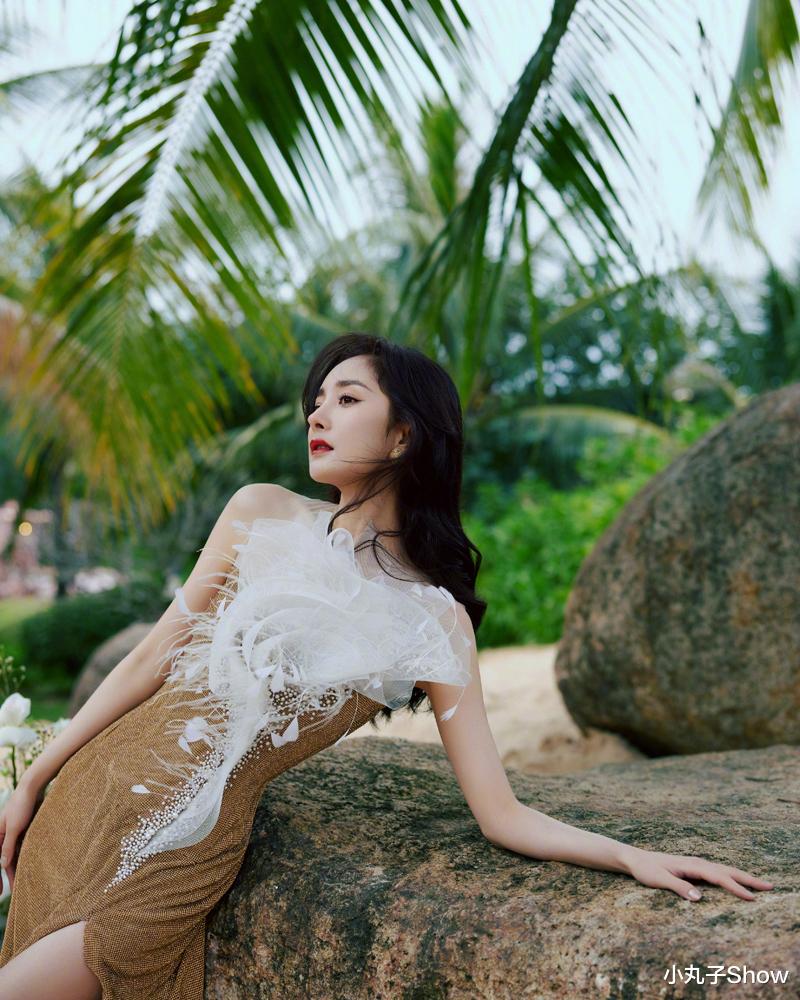 杨丞琳|越来越有韵味！35岁杨幂开叉裙秀美腿，赤脚丫站在沙滩上有点撩人