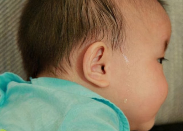 京妈说|为啥天热宝宝爱长痱子?这几件事家长别做错,不然反复长让娃遭罪