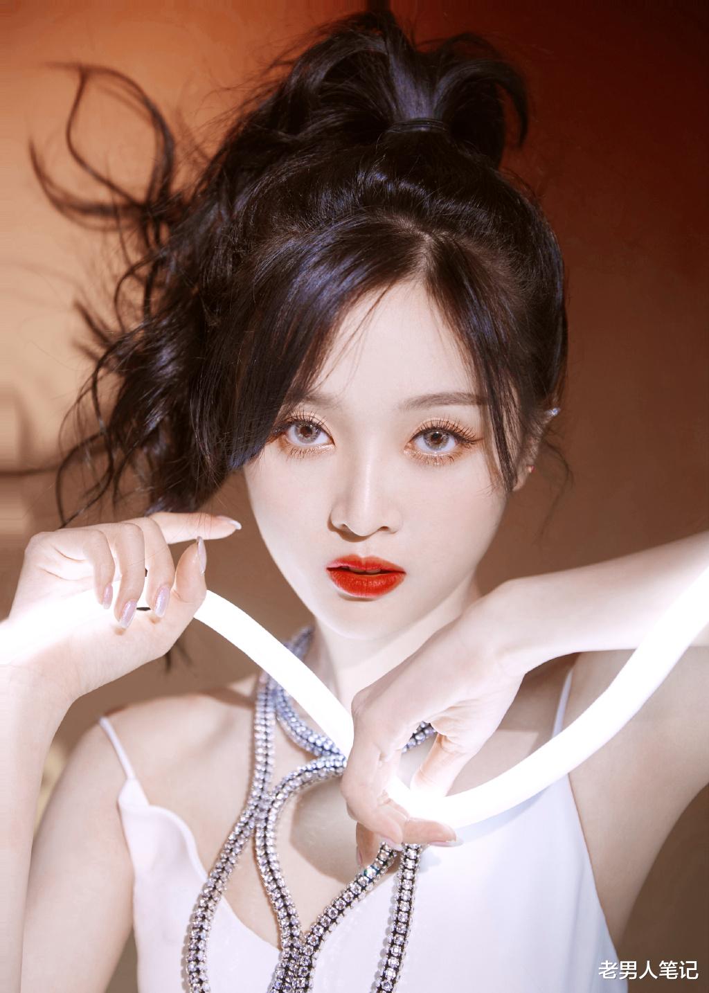 吴宣仪|百味吴宣仪的爆裂舞台来了，一袭吊带白色短裙，闪闪惹人爱的甜心