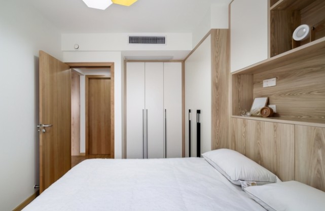 亲戚进门玄关就把人迷住，全屋打满柜子漂亮实用，电视墙也做柜子