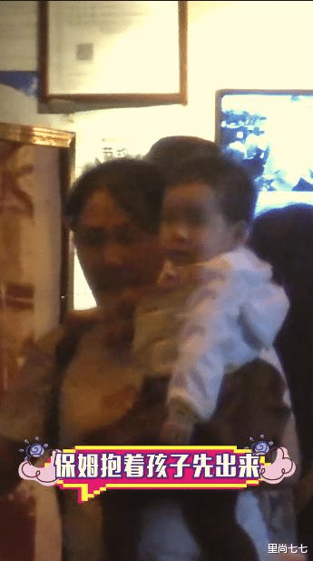 郑爽|张碧晨带女儿外出，女儿正脸照首次曝光，和华晨宇小时候一个样