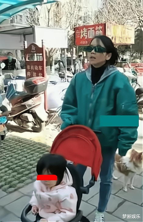 女子不戴口罩出门遛狗受阻,辱骂防疫人员:我的狗都会骂你傻X
