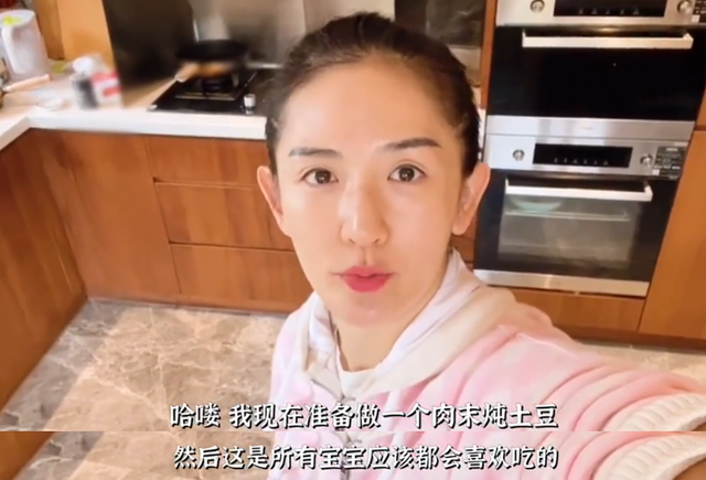 谢娜|谢娜穿睡衣给孩子做菜！切菜动作十分麻利，灶台上旧锅子太接地气