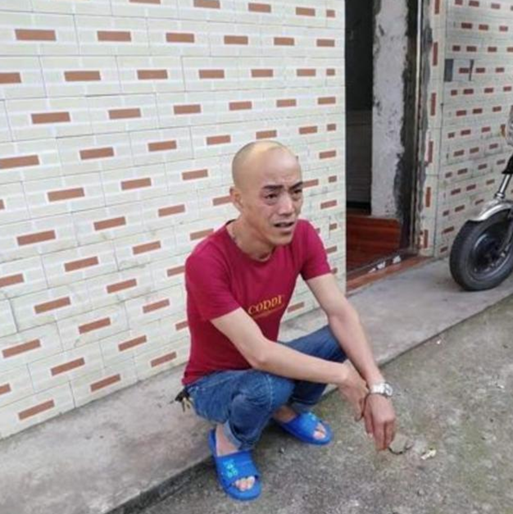 郑爽|52岁“光头强”：热度消散无人理，卖掉豪车换摩托，娇妻也跑了