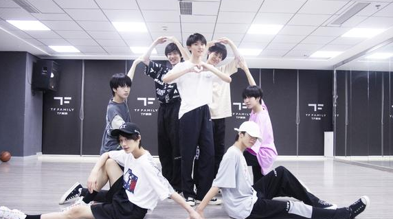 迪丽热巴|INT发文图案清秀独特惹争议？朱雀腾云起，少年破雾来