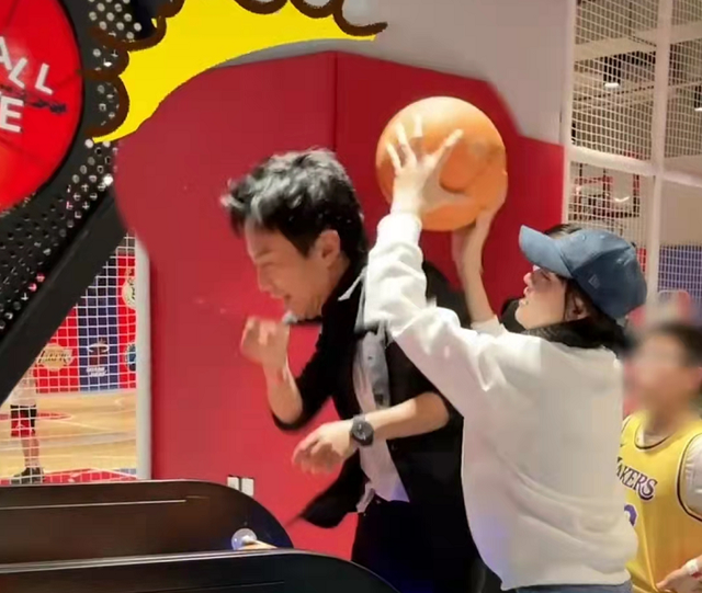 孙俪|邓超孙俪高调现身游戏城，打打闹闹如热恋般甜蜜，引众人围观拍照