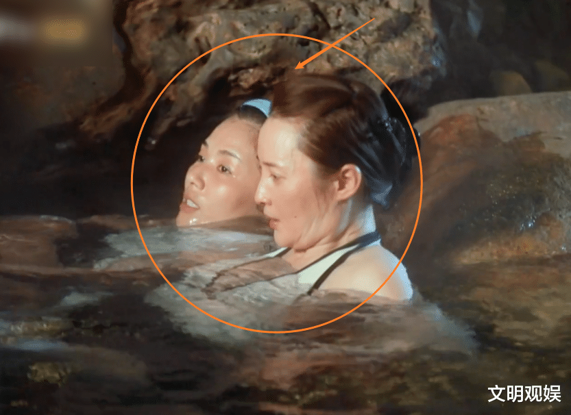 蒋勤勤|42岁刘涛和45岁蒋勤勤素颜同框，看清两人状态，确定只相差3岁？