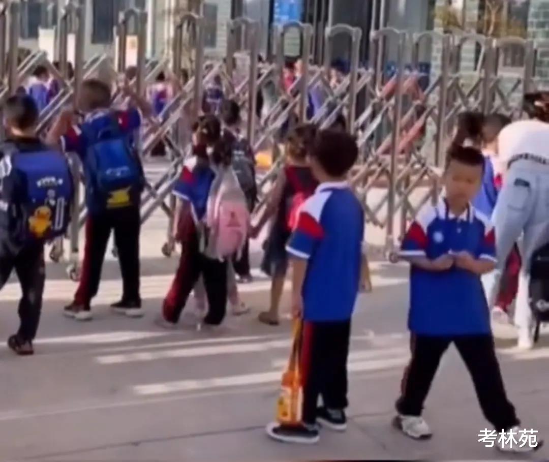 湖北|湖北一小学推出新规，迟到的学生禁止入校，引发网友争议