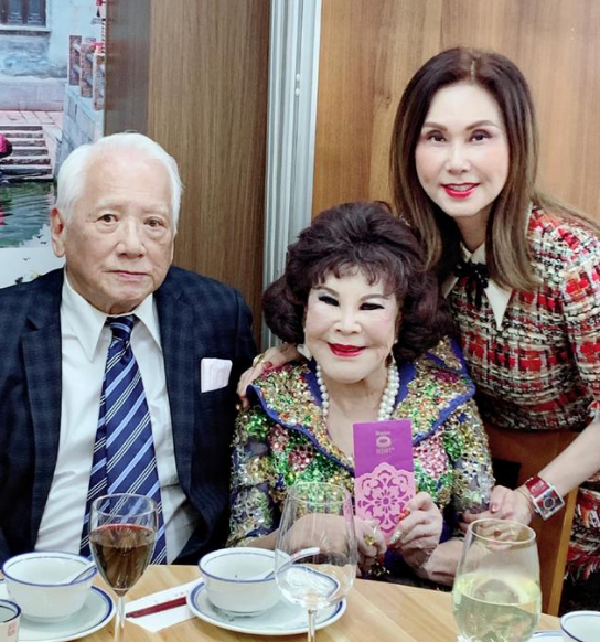 金泫雅|88岁黄夏惠庆生聚会，脂粉过厚被嘲像黑山老妖，老公低调很绅士