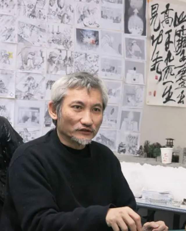 徐克|71岁名导徐克与女友深夜约会，牵手搭肩显亲密，女方染白发太抢镜