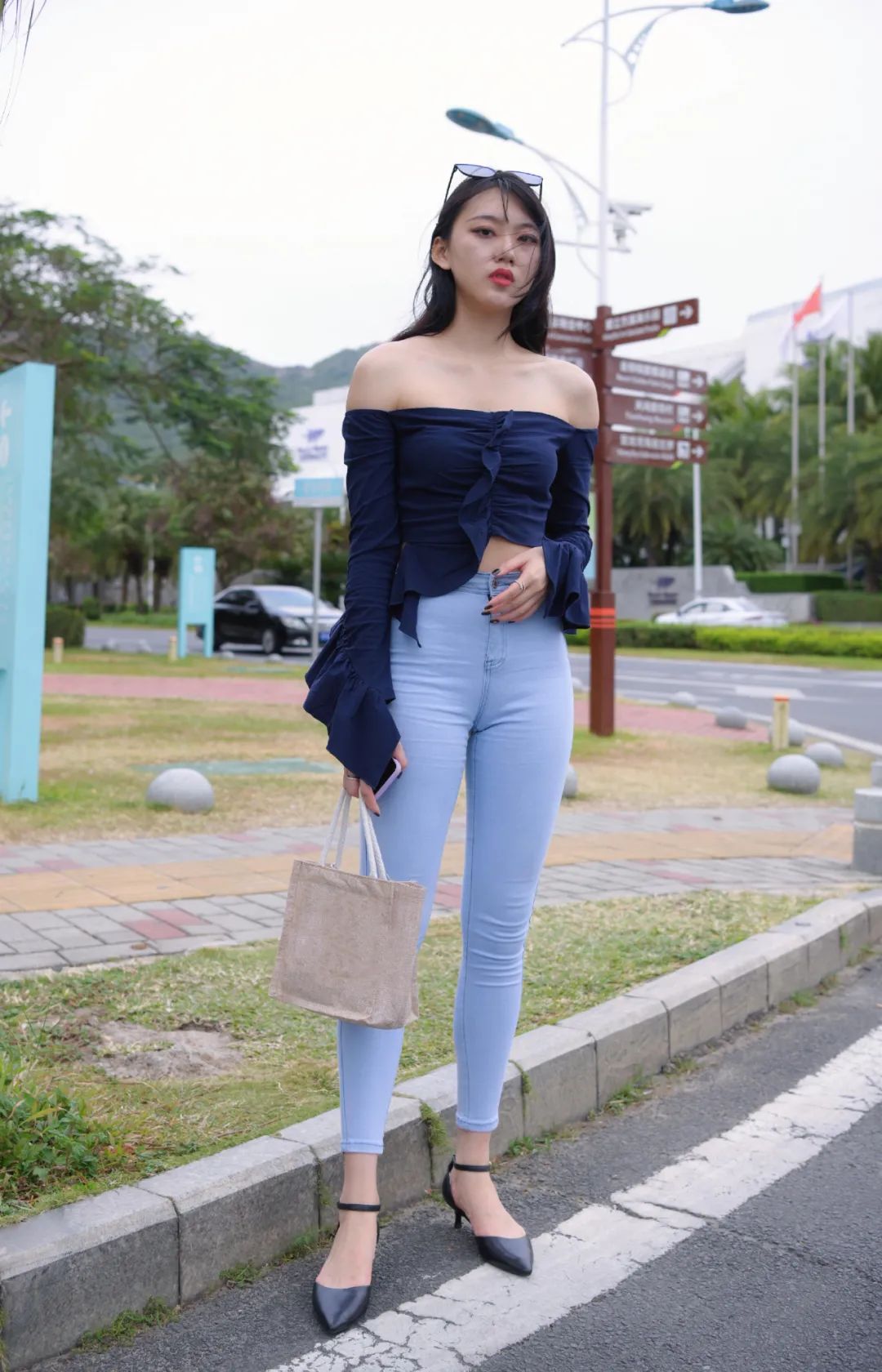 时尚穿搭女装|街拍:穿牛仔裤的时尚女生,展现软妹feel