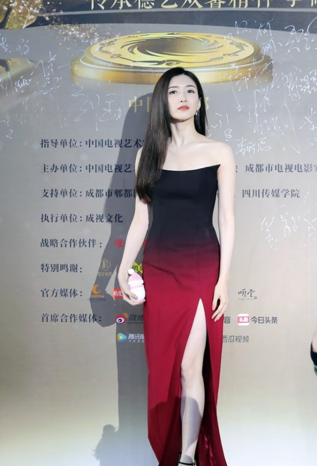 江疏影|江疏影太适合红唇了，配黑红渐变裙显出冷白皮，成熟韵味势不可挡