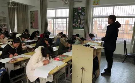 吴洪娜聊说育儿|学生在考场上呼呼大睡，是监考老师失职？监考老师表示：不敢打扰