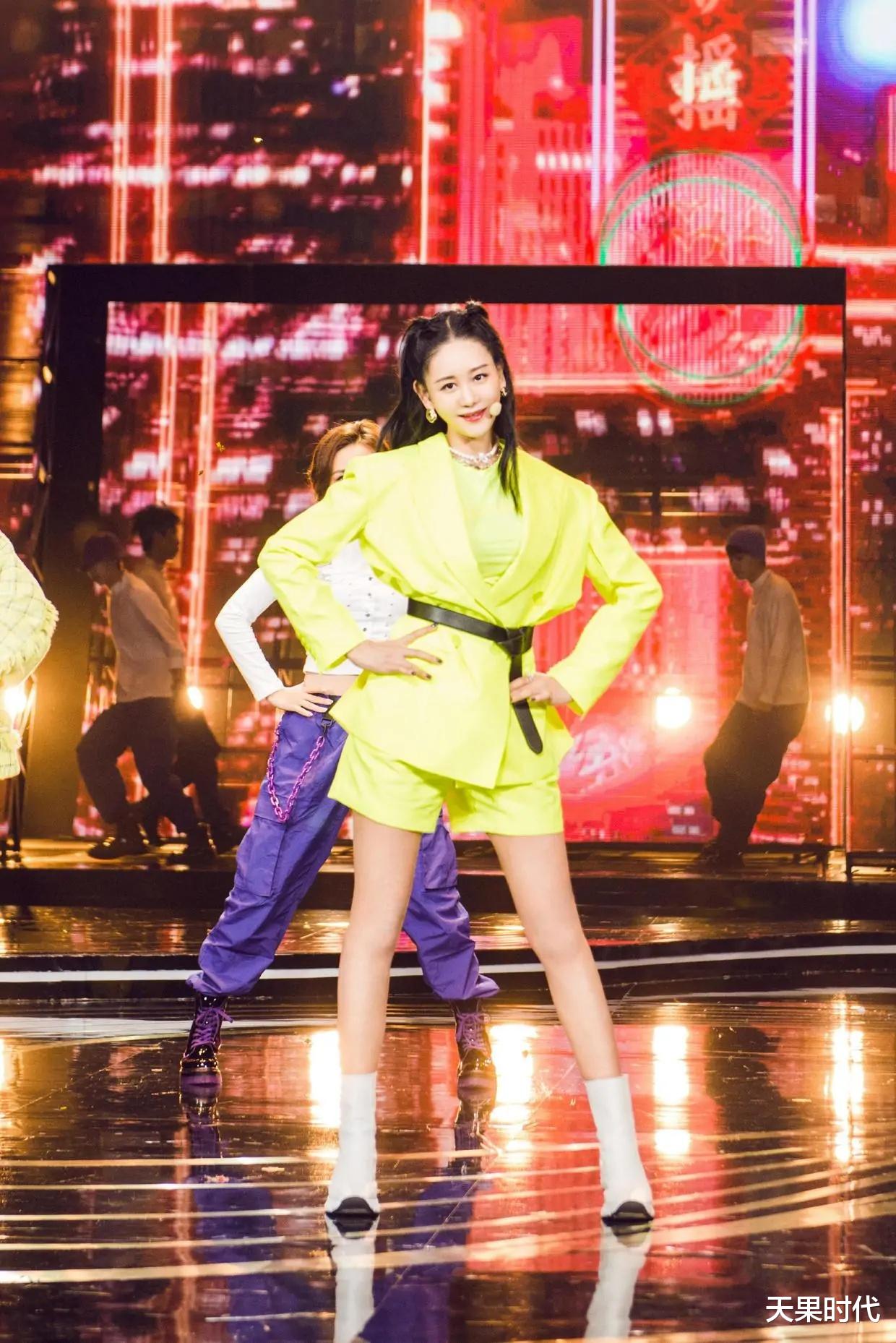 天果时代 海陆摆脱“米老鼠”印象,西装短裤套装时髦又洋气,大长腿太绝了