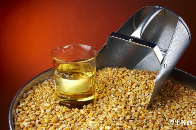 花生油、菜籽油和玉米油,哪种油更健康?提醒:这2种油尽量少吃