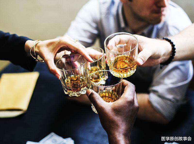 医学原创故事会 高中生喝了一斤白酒,对医生说腰背痛,发病到死亡仅仅一周