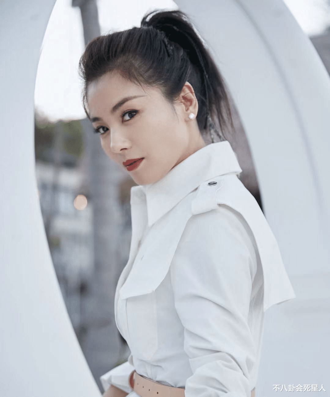 刘涛|刘涛又被嘲了！上《披荆斩棘》主持功底差、表情油腻，造型也雷人