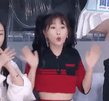 春晚|春晚斗艳：杨幂红裙紧绷凹凸，虞书欣抹胸蕾丝，热巴吊带艳压全场