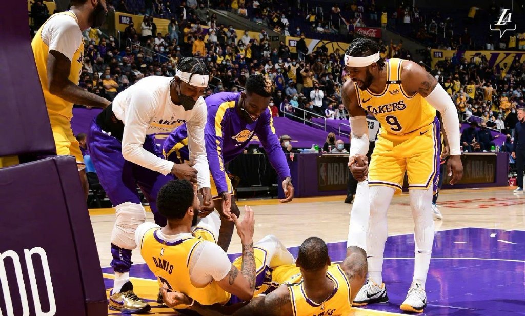 广东男篮|KD被禁赛，哈登被罚款！詹姆斯违规却没事？巴克利怒喷NBA：没种