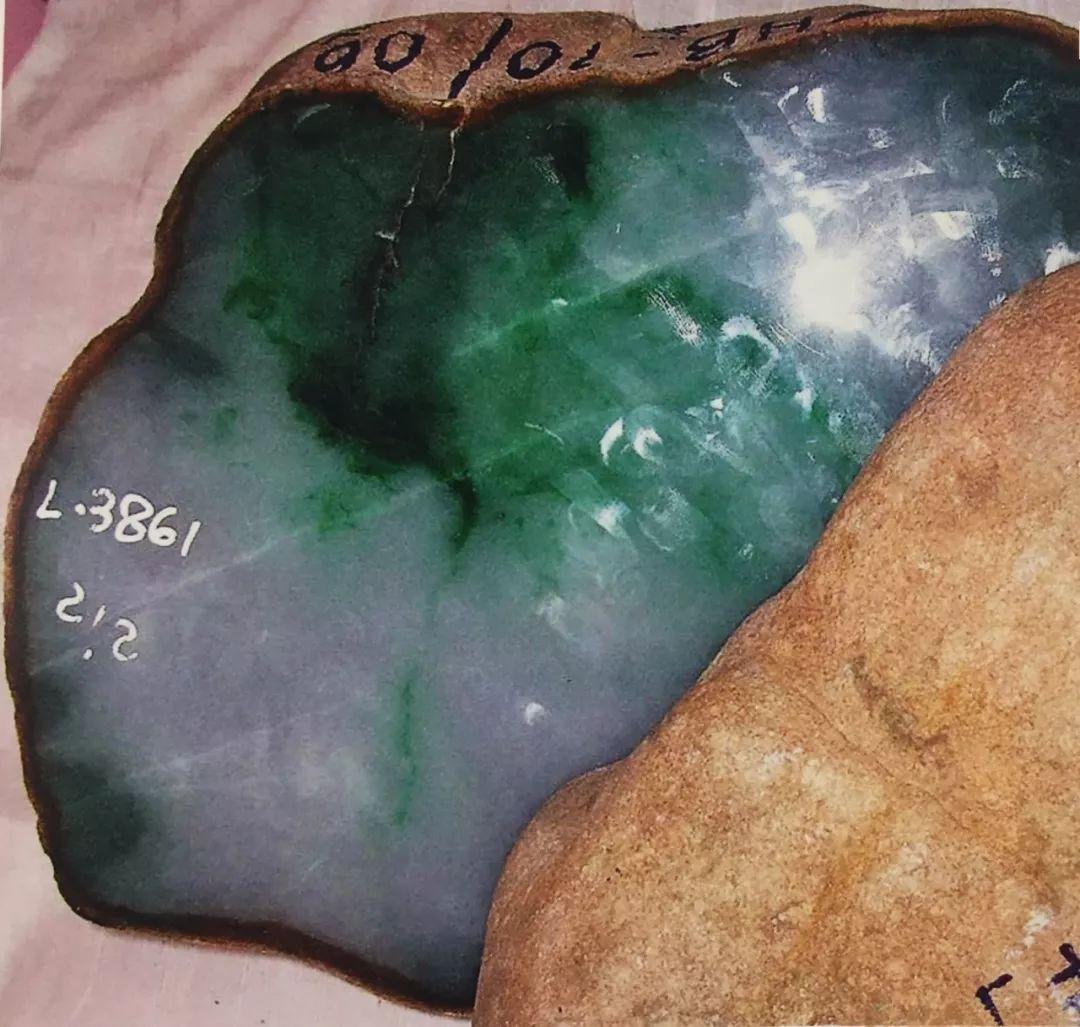 翡翠|“皮肉间，存有雾，判断质量和硬度”，雾对于翡翠原石非常重要！