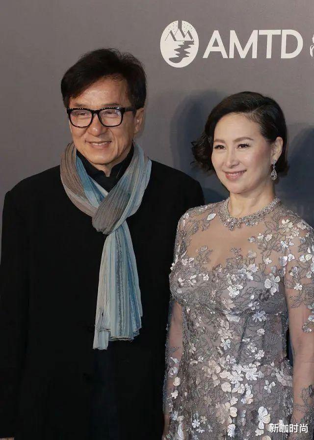 运动|何超琼不愧是赌王女儿，短发配亮片长裙，气场秒杀同框的成龙