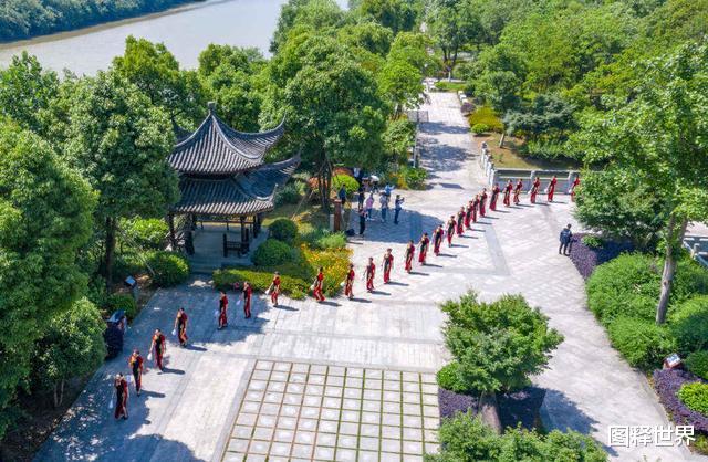 图释世界 旗袍融入古诗 母亲节一场旗袍秀 惊艳了绍兴嵊州一座城