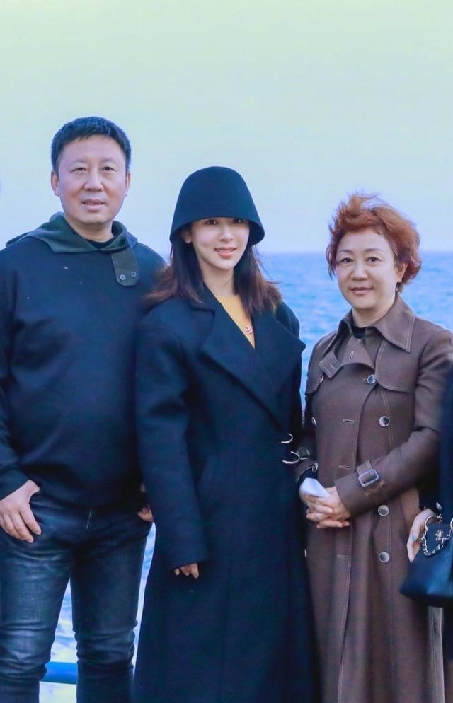 杨紫|杨紫新剧定档后，电影《猎毒》正式开机，父母陪她拍戏心情愉悦