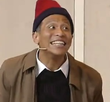 余文乐|余文乐与粉丝最新合影曝光，衰老沧桑撞脸宋小宝，粉丝比他更帅气