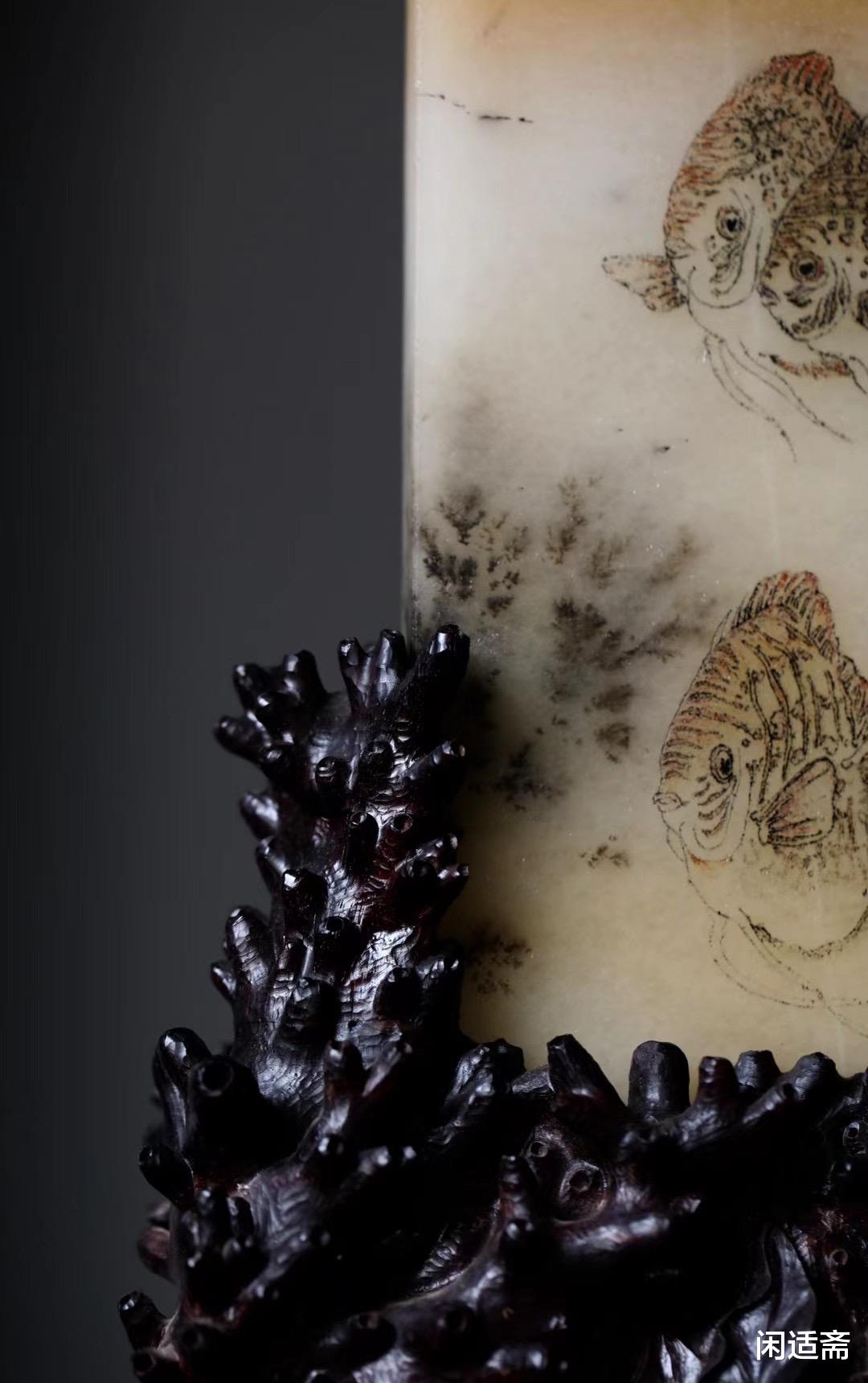 黄龙玉|文房清供摆件，紫檀配黄龙玉，鱼乐图