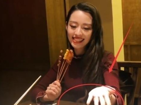 好物官|朗朗豪车旁为娇妻整理裙子，老婆难掩“葫芦”身材，呼啦圈没白摇