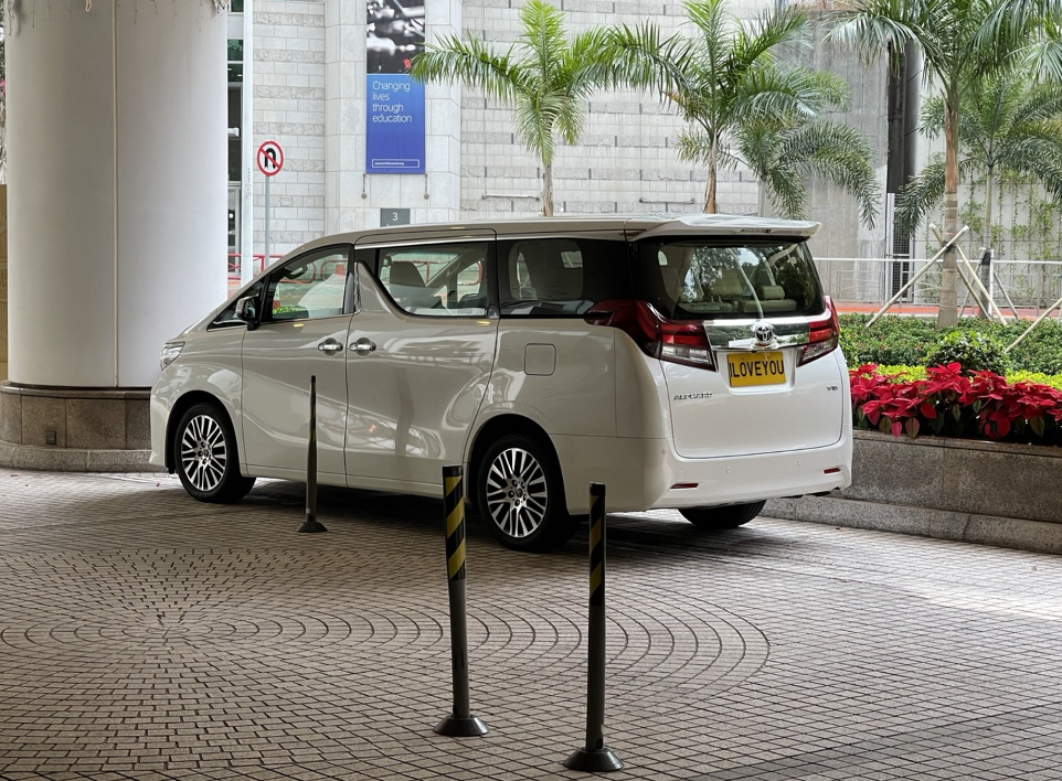 甘比|70岁刘銮雄为20亿项目现身，穿居家服行动缓慢，保镖手挂毛巾开路