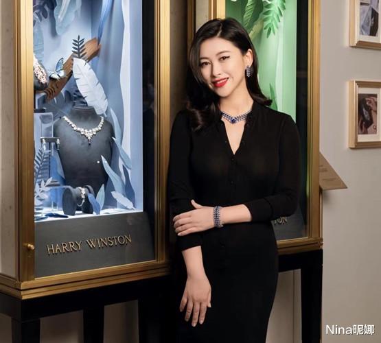 朱珠|朱珠产后胖太多！穿喇叭裤做瑜伽暴露真实身材，大象腿和肚腩抢镜