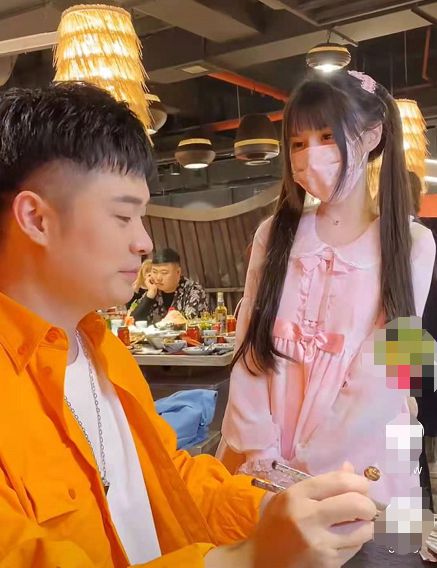 蔡萝莉|网红蔡萝莉线下见面会翻车，身材小脑袋大，头发稀少