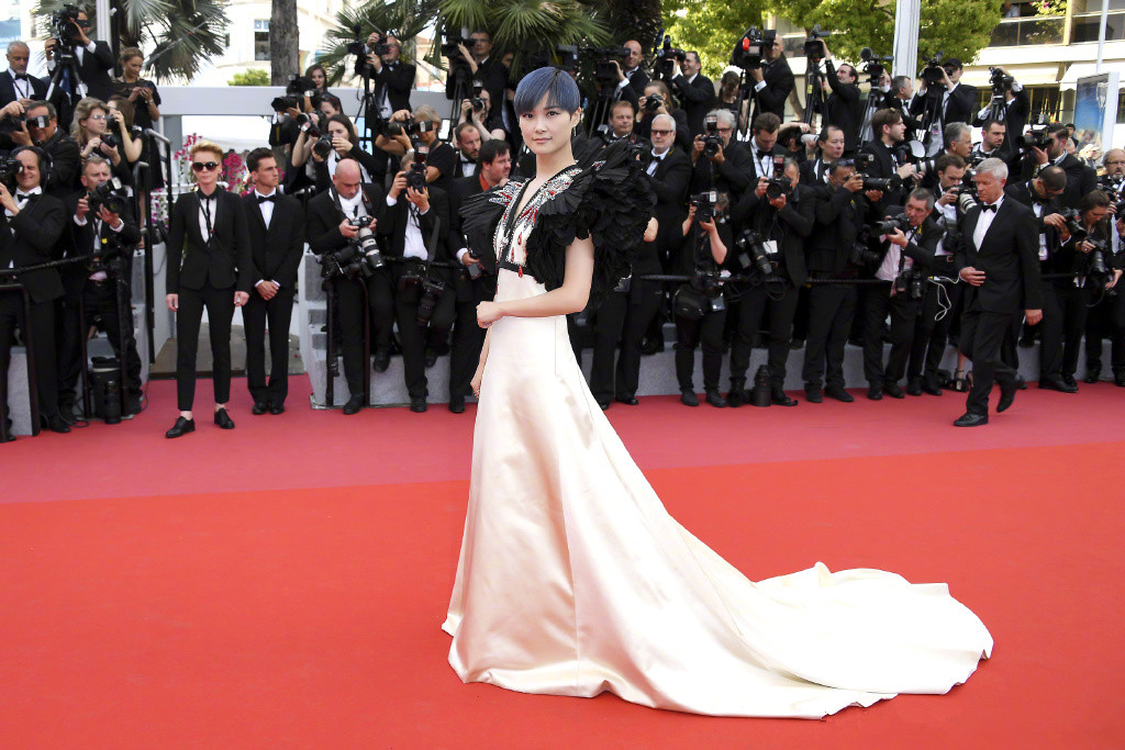 迪丽热巴|这四位女星平时看着没特色，一走红毯就秒杀全场气场全开