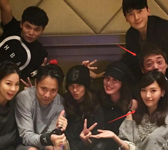 苏见信|花心不改！49岁苏见信与仨辣妹夜嗨，醉成烂泥任由辣妹摆布