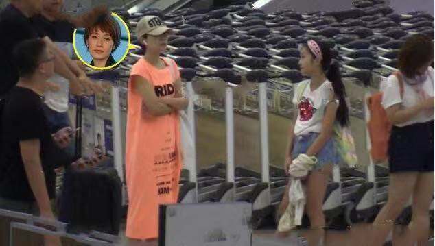 加菲猫说时尚|马伊琍母女仨现身医院!瘦得厉害身材似麻杆,紧搂长女幼女受冷落